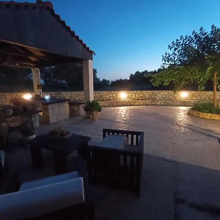 Villeta Nikol Daire Lixouri