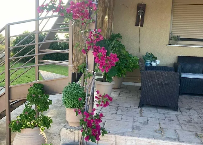 Villeta Nikol Ликсури