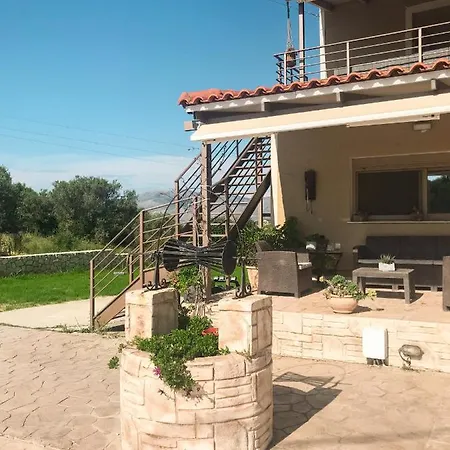 Villeta Nikol Lixouri